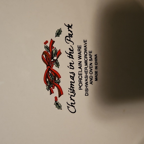 Christmas in the park dinner plate Christmas tree in the middle green rime - Picture 6 of 8